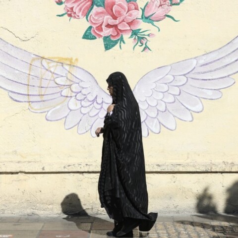 Γυναίκα περνά μπροστά από mural στην πρωτεύουσα του Ιράν, Τεχεράνη