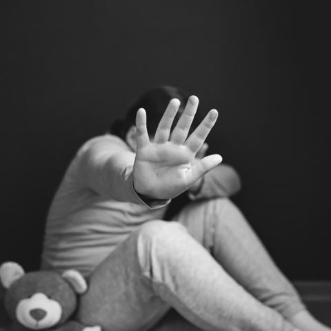 Κορίτσι προτάσσει το χέρι του για να μην δεχθεί επίθεση