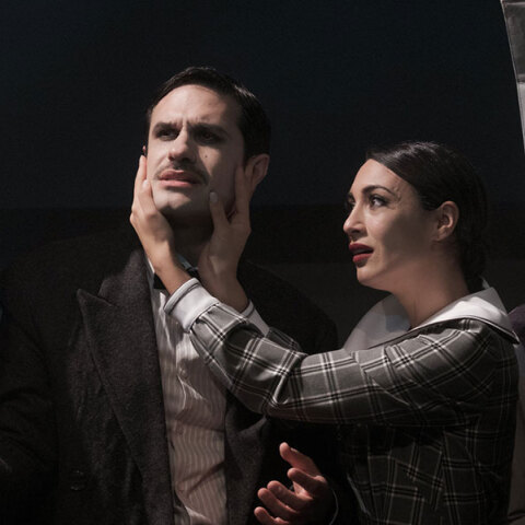 Ορφέας Αυγουστίδης και Ευγενία Σαμαρά στην παράσταση «Εκείνος που έκλεψε τη μέρα και πλήρωσε τη νύχτα»