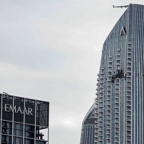 Τρύπα σε ουρανοξύστη στο Ντουμπάι μετά την επίθεση με drone του Ιράν