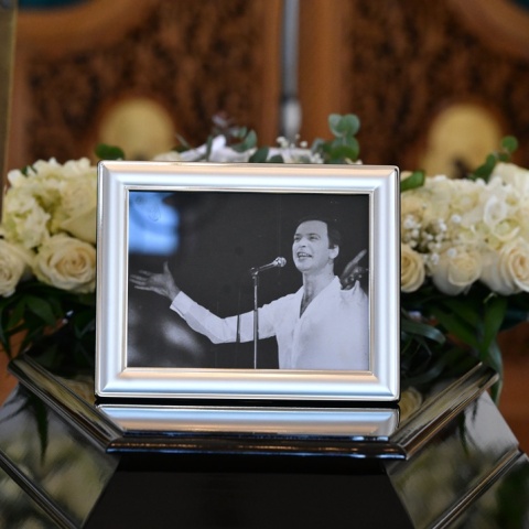 Φωτογραφία του Γιώργου Μαρίνου πάνω στο φέρετρό του