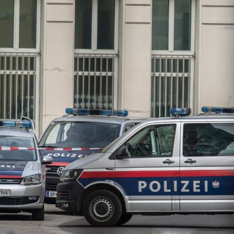 Σοκ στην Αυστρία από φονική επίθεση με μαχαίρι στη Λιντς - Ένας νεκρός, ένας τραυματίας και ένας συλληφθείς, με τις αρχές να ερευνούν τα κίνητρα.