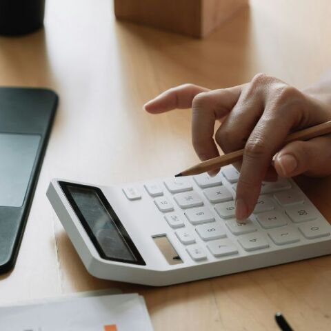 Ξεκινούν οι μόνιμες φοροελαφρύνσεις σε ΕΝΦΙΑ, τεκμήρια και εισόδημα - Δείτε τις 4 παρεμβάσεις που μειώνουν τα βάρη για νοικοκυριά και επαγγελματίες.