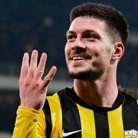 Η 25η αγωνιστική της Super League κλείνει με τέσσερα σημαντικά ματς - Δείτε σε ποια κανάλια προβάλλονται ΑΕΚ, ΠΑΟΚ και Παναθηναϊκός.