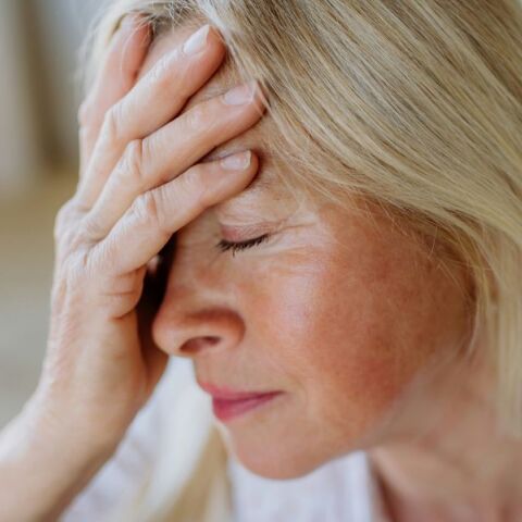 Έξι αλλαγές προσωπικότητας, όπως χαμηλή αυτοπεποίθηση και παρορμητικότητα, ίσως προειδοποιούν για πρώιμη άνοια πολλά χρόνια πριν τα γνωστά συμπτώματα.