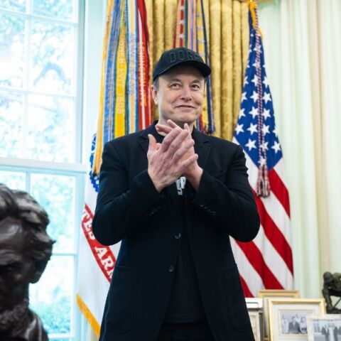 Ο Έλον Μασκ περιόρισε τη δωρεάν πρόσβαση στο Grok AI εντός του X, προκαλώντας αντιδράσεις στους χρήστες που πλέον πρέπει να πληρώνουν για τη λειτουργία