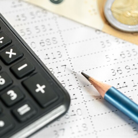 Υπολογισμός φόρου εισοδήματος με κομπιουτεράκι, μολύβι και χαρτί