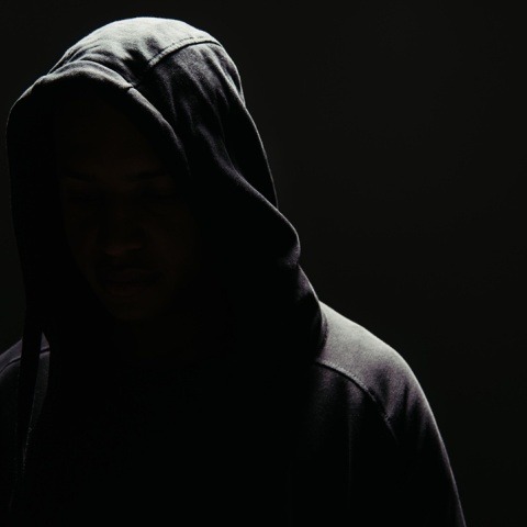 Αγόρι με κουκούλα στη σκιά