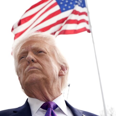 Ο Ντόναλντ Τραμπ με φόντο τη σημαία των ΗΠΑ