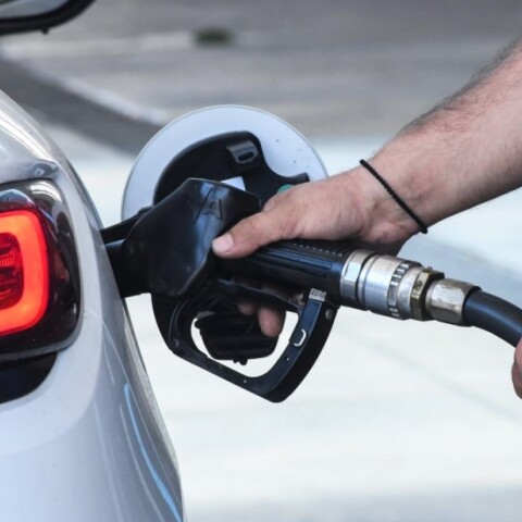 Πρατηριούχος βάζει βενζίνη σε αυτοκίνητο