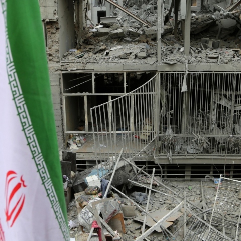 Κατεστραμμένο κτίριο στην Τεχεράνη μετά από ισραηλινό χτύπημα