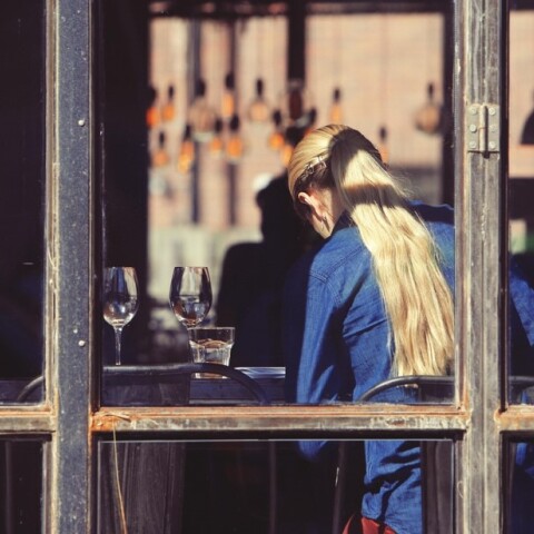 Σερβιτόρα σε κατάστημα εστίασης στο κέντρο της πόλης