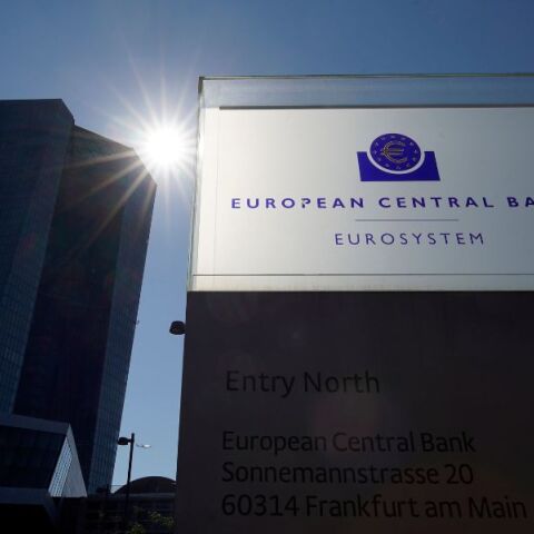 Ο Βιλρουά ντε Γκαλό αποκλείει την ύφεση στην ευρωζώνη - Τα σενάρια της ΕΚΤ προβλέπουν ανθεκτικότητα παρά τις υψηλές τιμές στο πετρέλαιο