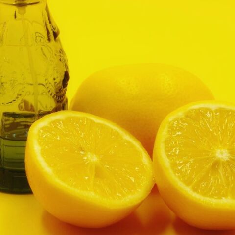 Viral τα σφηνάκια ελαιόλαδου με λεμόνι κάθε πρωί - Είναι όντως ακίνδυνο και μας κάνει καλό;