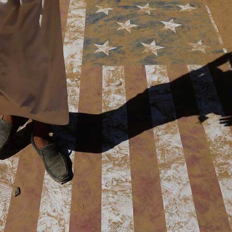Στρατιώτης Χούθι πατά ζωγραφισμένη σημαία των ΗΠΑ