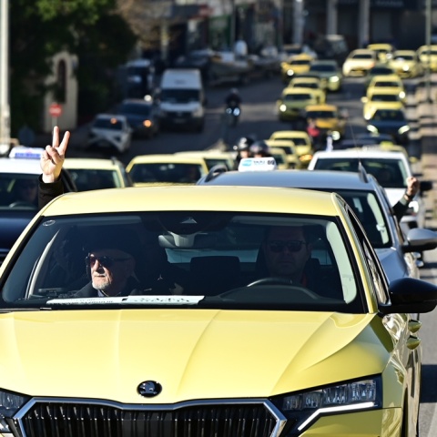 Ταξί σε πορεία εν μέσω απεργίας