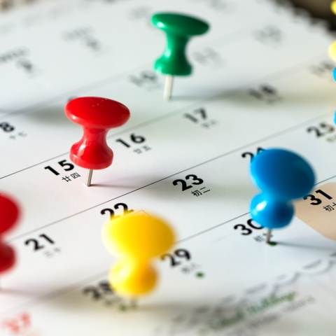 Ημερολόγιο που έχει πάνω σε ημερομηνίες πολύχρωμες ημέρες