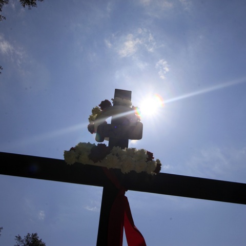 Σύννεφα στον ουρανό πάνω από τον Σταυρό τη Μεγάλη Εβδομάδα