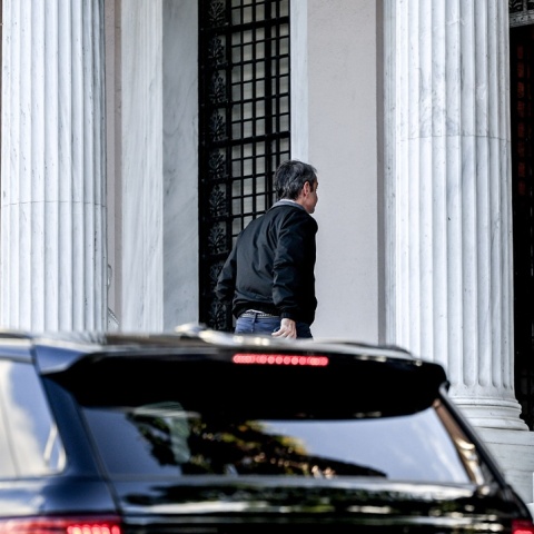 Ο Κυριάκος Μητσοτάκης ανεβαίνει τα σκαλιά του Μεγάρου Μαξίμου