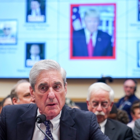 24 Ιουλίου 2019 - Ο Ρόμπερτ Μιούλερ καταθέτει ενώπιον της Επιτροπής Πληροφοριών της Βουλής για τη ρωσική παρέμβαση στις εκλογές του 2016 © EPA/JIM LO SCALZO