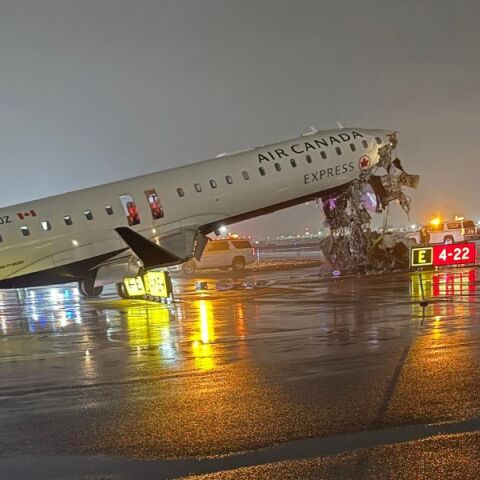 Νέα Υόρκη: Νεκροί ο κυβερνήτης και ο συγκυβερνήτης του αεροσκάφους της Air Canada Express που συγκρούστηκε με όχημα στο αεοροδρόμιο LaGuardia