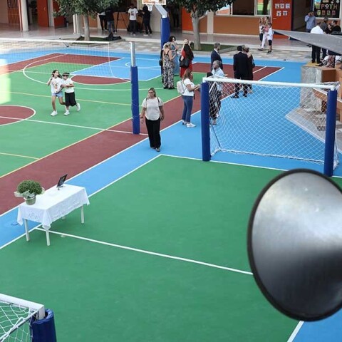 Μαθητές και γονείς στον προαύλιο χώρο σχολείου