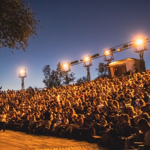 Φ hill Sessions 2026 στον λόφο Φιλοπάππου: συναυλίες, διεθνείς και Έλληνες καλλιτέχνες σε ένα καλοκαιρινό φεστιβάλ στην Αθήνα.