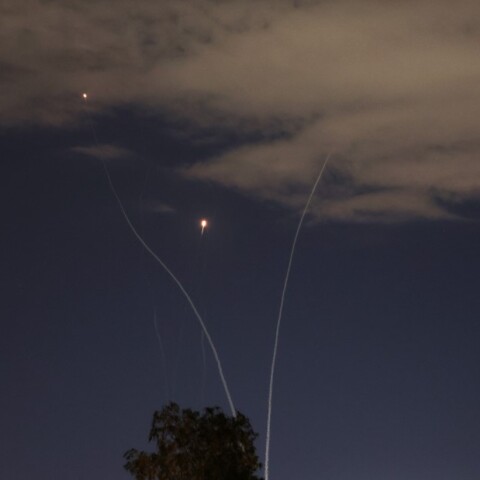 Αντιαεροπορικά του Ισραήλ αναχαιτίζουν πυραύλους του Ιράν στον νυχτερινό ουρανό