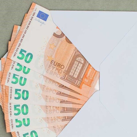 Φάκελος με χαρτονομίσματα των 50 ευρώ