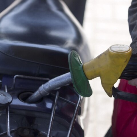 Υπάλληλος σε βενζινάδικο γεμίζει με βενζίνη το ρεζερβουάρ μηχανής