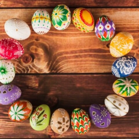 Διακοσμητικά αυγά σε τραπέζι για το Πάσχα 2026