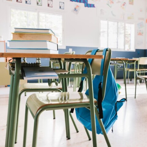 Σχολική τσάντα σε αίθουσα σχολείου