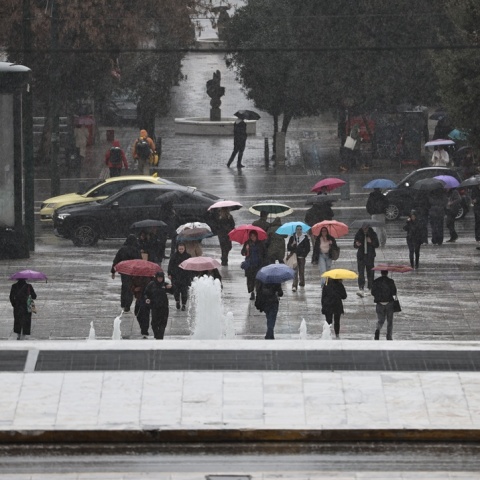 Πολίτες με ομπρέλες στην Αθήνα εν μέσω βροχής