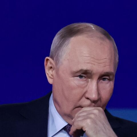 Ο Πούτιν ζητά οικονομική στήριξη από ολιγάρχες για τον αμυντικό προϋπολογισμό, ενώ το έλλειμμα της Ρωσίας εκτοξεύεται λόγω των διεθνών κυρώσεων.