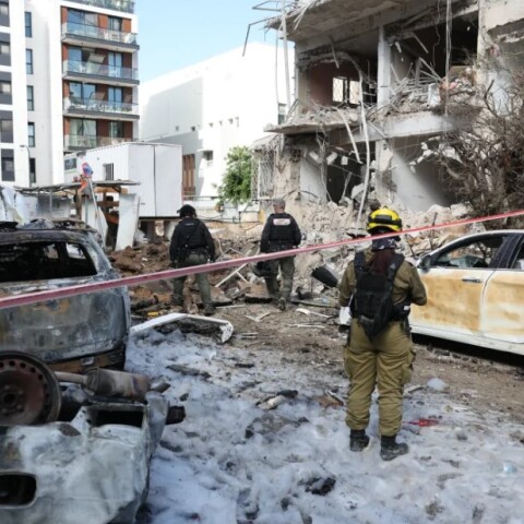 Καταστροφές στο Τελ Αβίβ μετά την επίθεση του Ιράν με πυραύλους