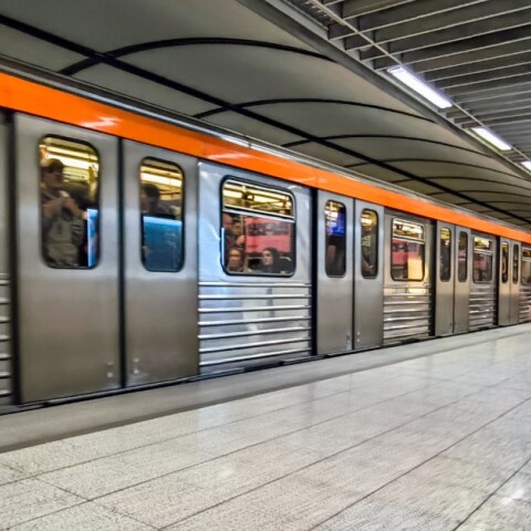 Συρμός του Μετρό διέρχεται από σταθμό