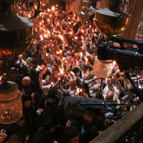 Τα σενάρια που εξετάζονται για τη μεταφορά του Αγίου Φωτός στην Ελλάδα