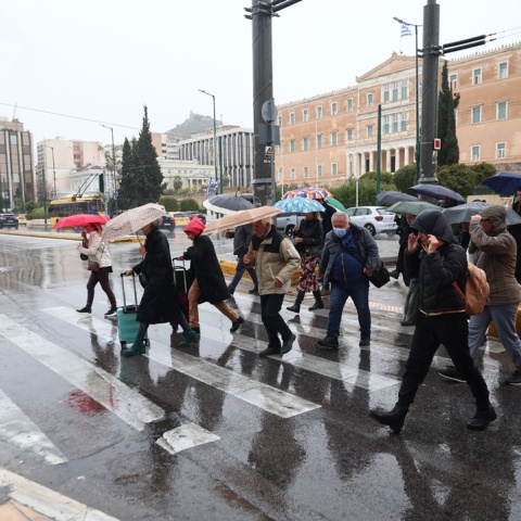Πολίτες στο κέντρο της Αθήνας εν μέσω καταιγίδας