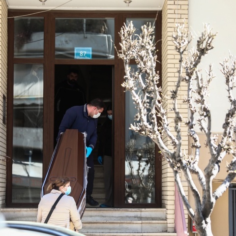 Σορός μέσα σε κάσα βγαίνει από την πολυκατοικία στου Ζωγράφου