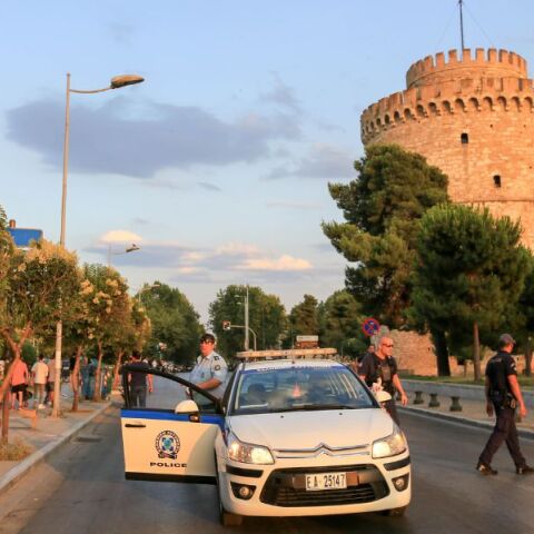 Θεσσαλονίκη: Συναγερμός στον Λευκό Πύργο όταν άνδρας απείλησε να πέσει στο κενό. Αστυνομία και πυροσβεστική τον έπεισαν να κατέβει και μεταφέρθηκε στο τμήμα.