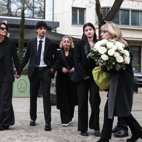 Συντετριμμένη η κόρη και τα εγγόνια της Μαρινέλλας στη Μητρόπολη Αθηνών 