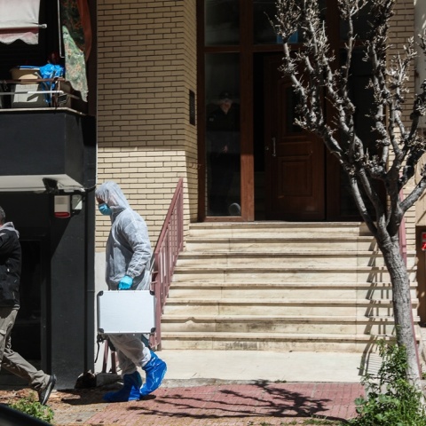 Η είσοδος της πολυκατοικίας όπου εντοπίσαν οι δύο νεκρές γυναίκες στου Ζωγράφου