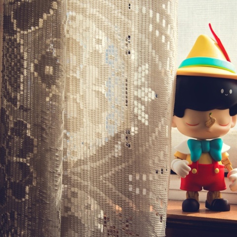 Φιγούρα του πινόκιο σε παράθυρο σπιτιού