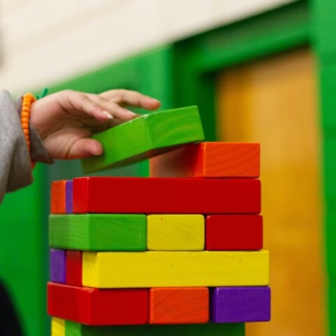 Παιδί παίζει με τουβλάκια στο δωμάτιο