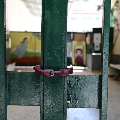 Λουκέτο σε είσοδο σχολείου