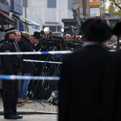 Τρεις νέες συλλήψεις στο Λονδίνο για τον εμπρησμό ασθενοφόρων εβραϊκής οργάνωσης - Η αστυνομία ερευνά την επίθεση ως έγκλημα αντισημιτικού μίσους.