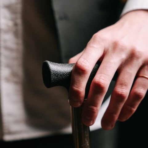 Άνδρας με δαχτυλίδι κρατά μπαστούνι