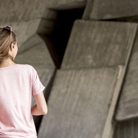 Νεαρή κάνει τζόκινγκ