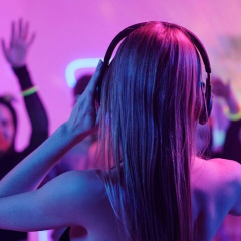 Έρευνα δείχνει ότι γυναίκες 40-65 ετών συνεχίζουν να παρακολουθούν εκδηλώσεις ηλεκτρονικής μουσικής για λόγους ψυχικής υγείας, κοινωνικής σύνδεσης και ευεξίας.