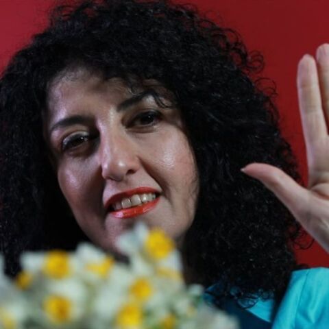 Η Ναργκίς Μοχαμαντί υπέστη πιθανό έμφραγμα στη φυλακή, με την οικογένεια να ζητά άμεση αποφυλάκιση - Οι αρχές αρνούνται τη μεταφορά της σε νοσοκομείο.